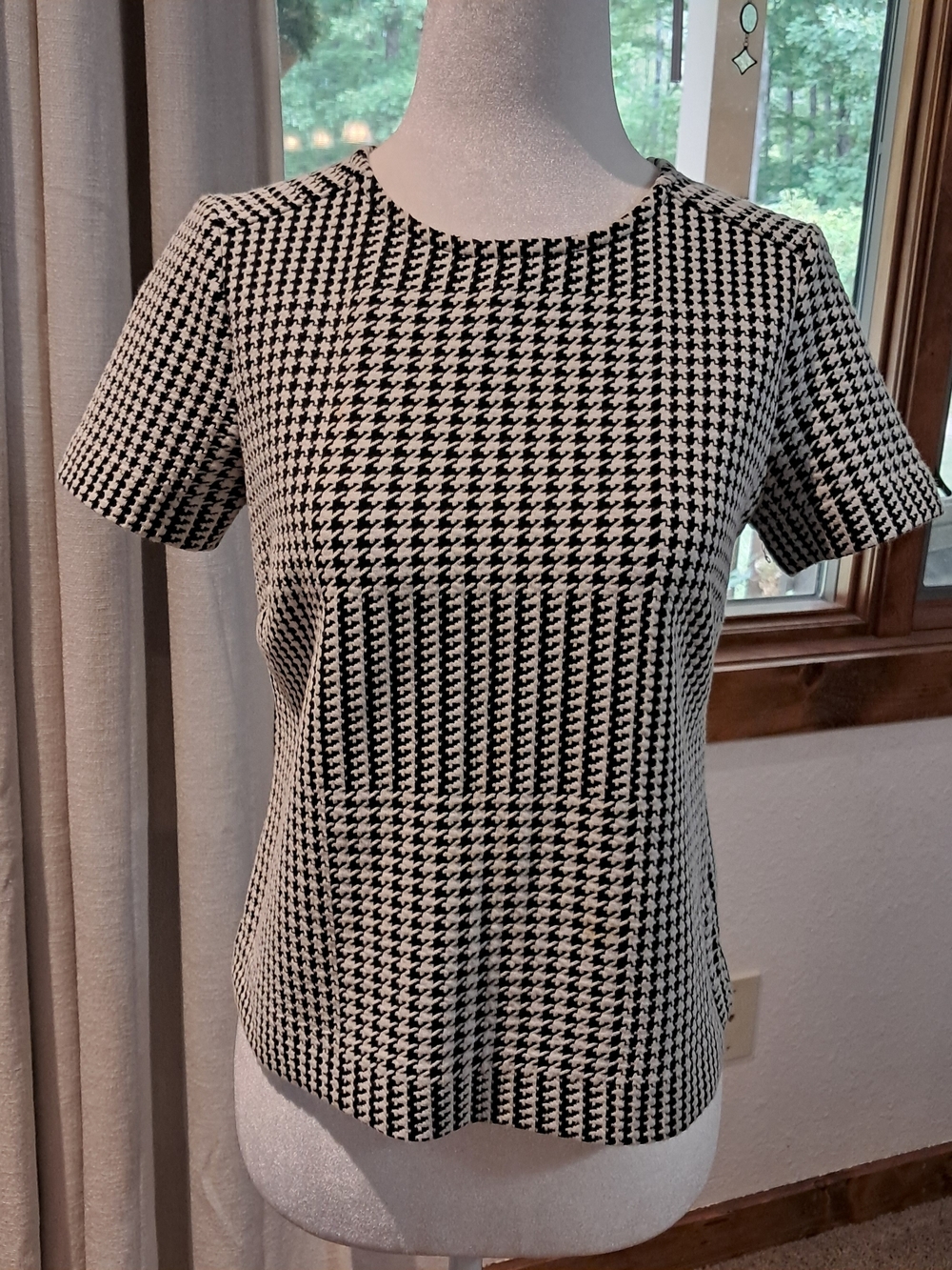 Ann Taylor Black and White Houndstooth Short Sleeve Tee